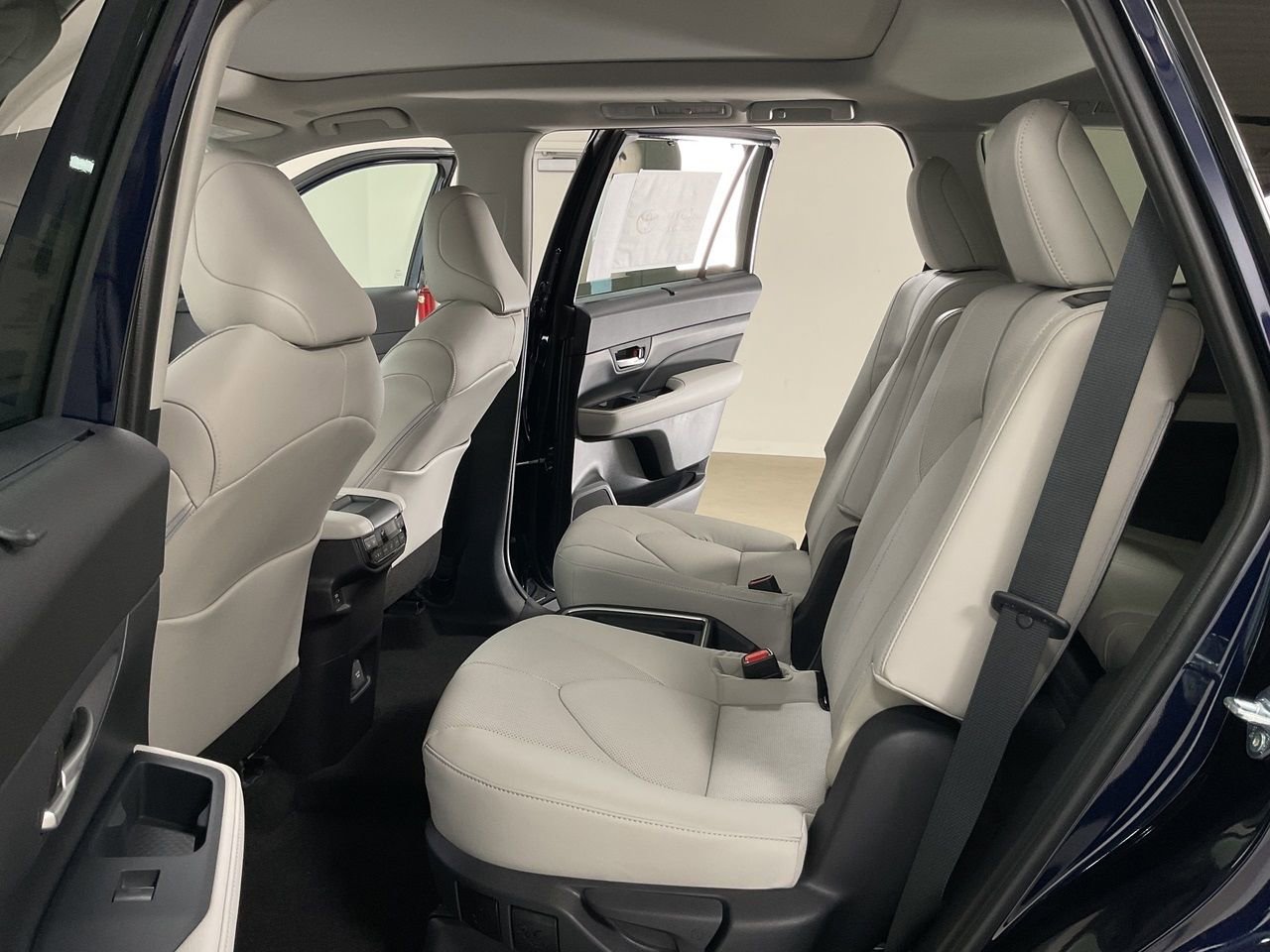 New 2025 Toyota Grand Highlander Platinum image 16