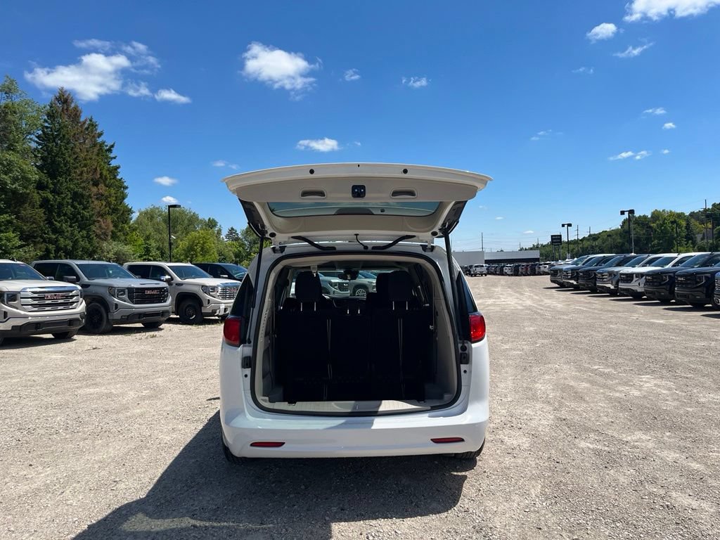 Used 2023 Chrysler Voyager LX FWD image 10
