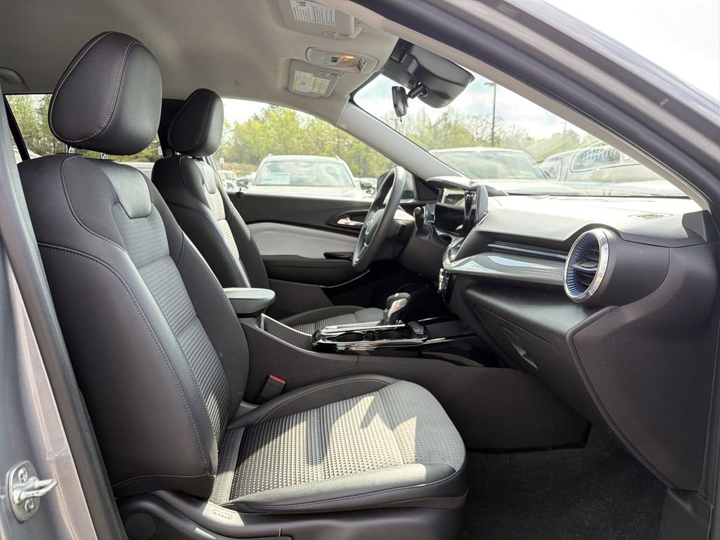 Used 2025 Chevrolet Trax LT image 17