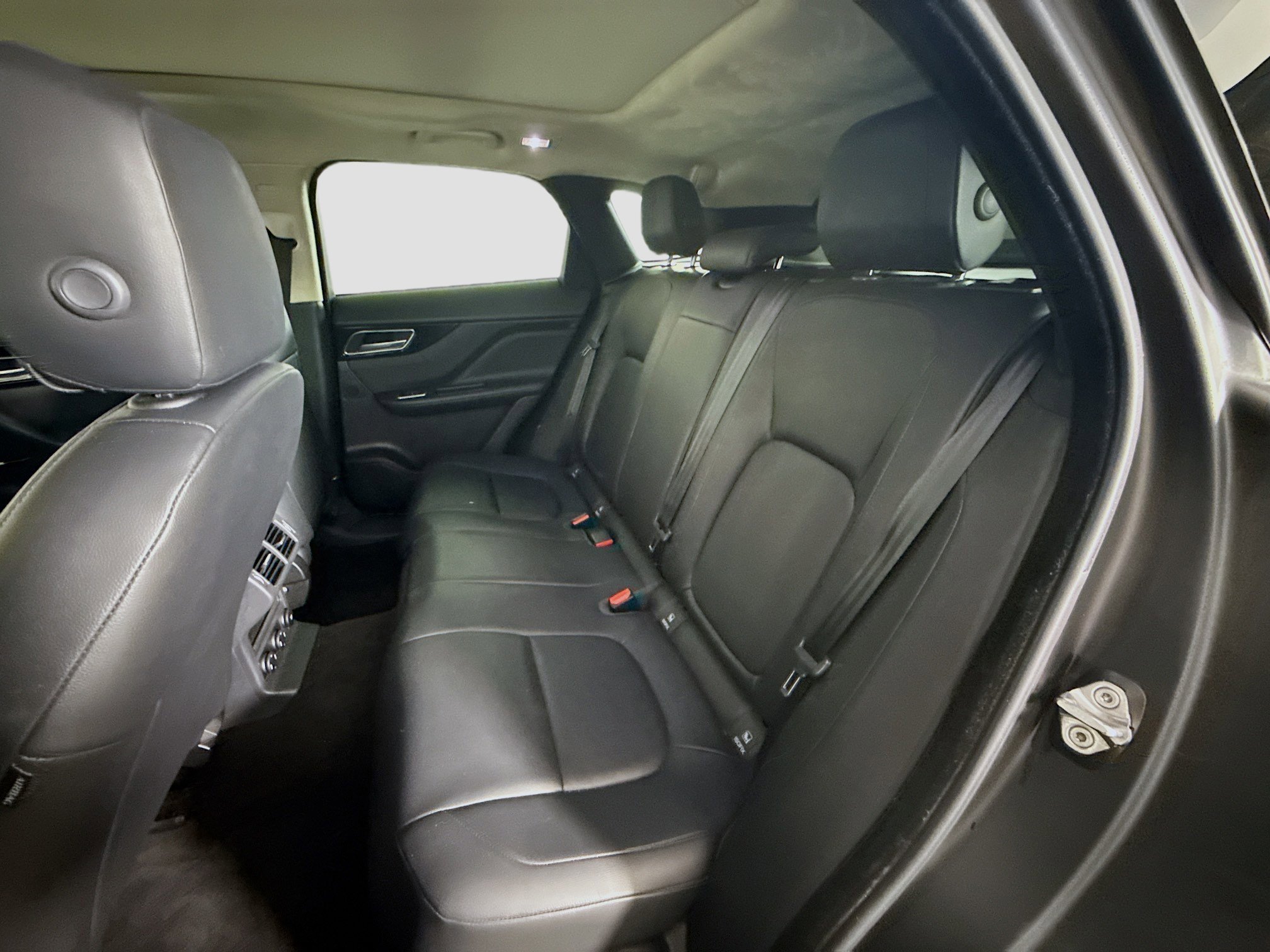 Used 2020 Jaguar F-PACE Premium image 25