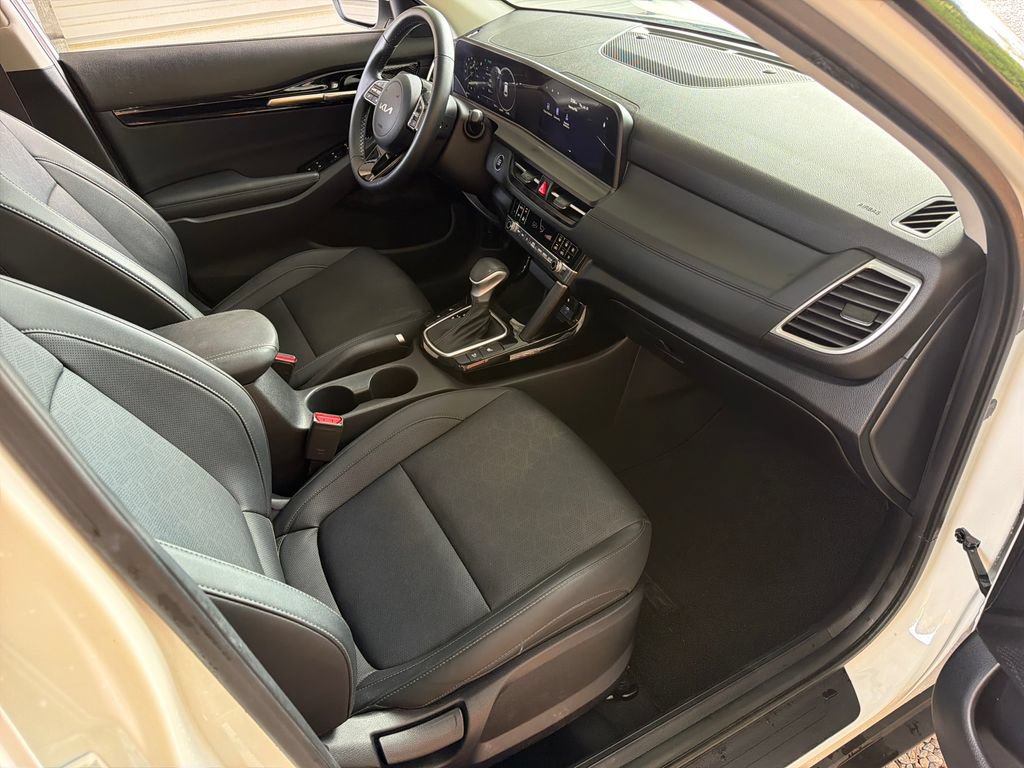 Used 2024 Kia Seltos EX FWD image 28