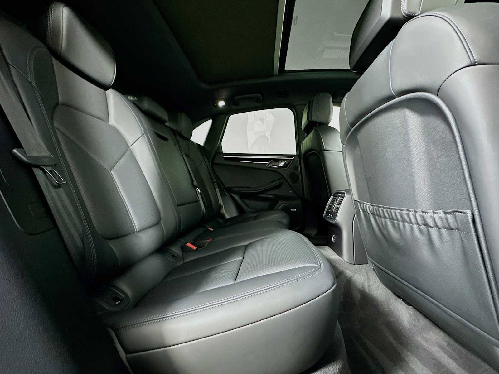 Certified 2020 Porsche Macan image 28