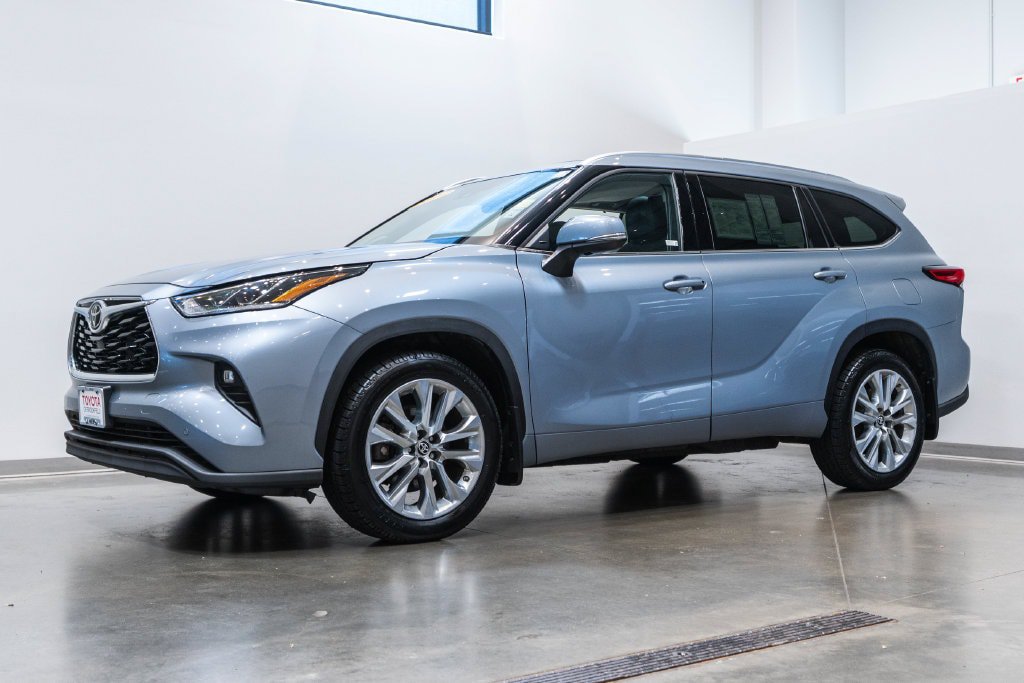 Used 2022 Toyota Highlander Limited AWD/4WD image 3
