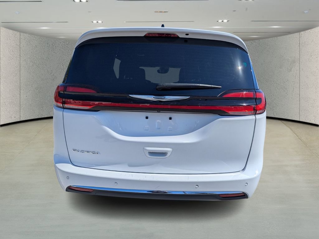 Used 2025 Chrysler Pacifica Select image 4