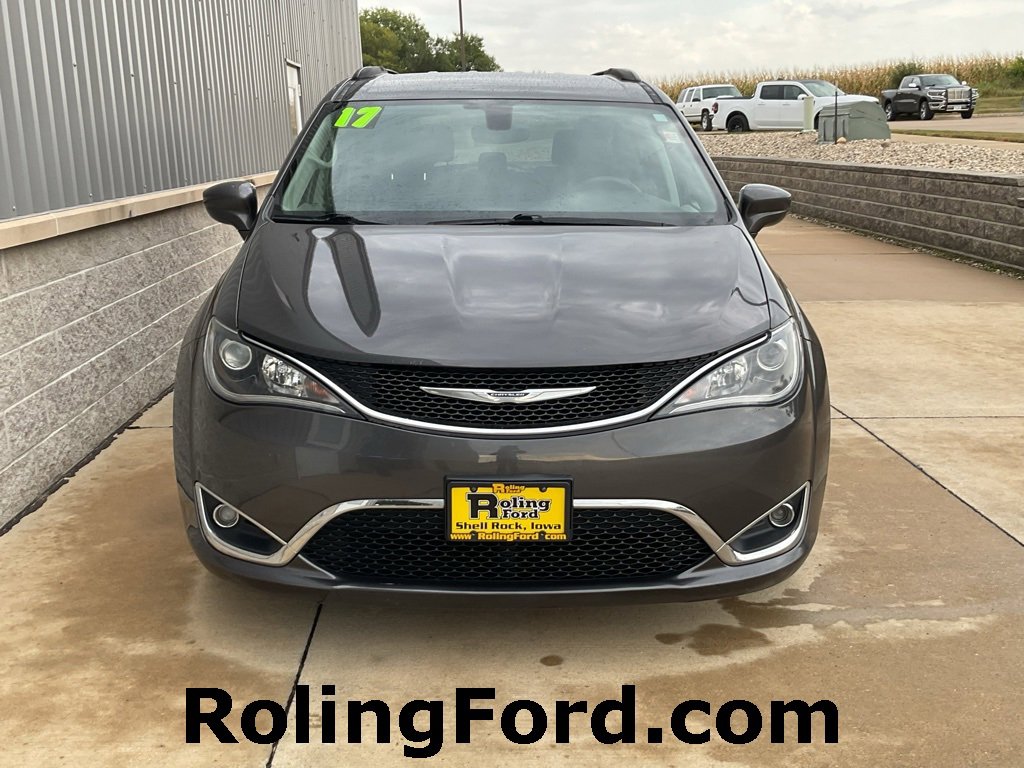 Used 2017 Chrysler Pacifica Touring-L image 4