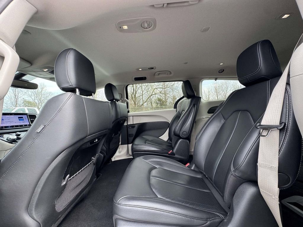 Used 2022 Chrysler Pacifica Touring-L FWD image 15
