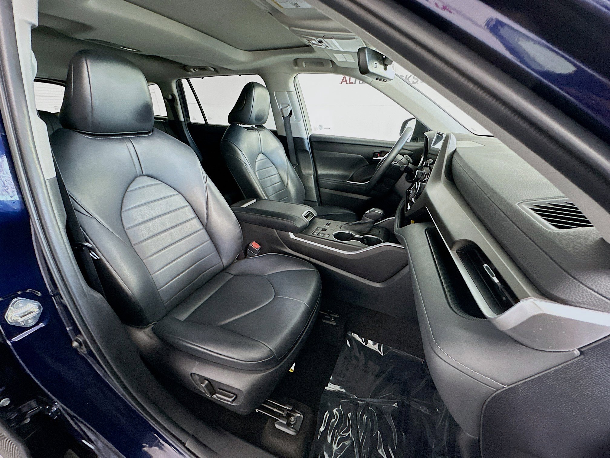 Used 2023 Toyota Highlander XLE image 28