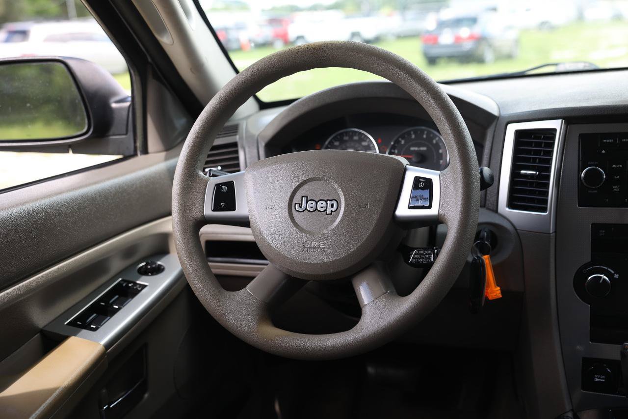 Used 2009 Jeep Grand Cherokee Laredo RWD image 28