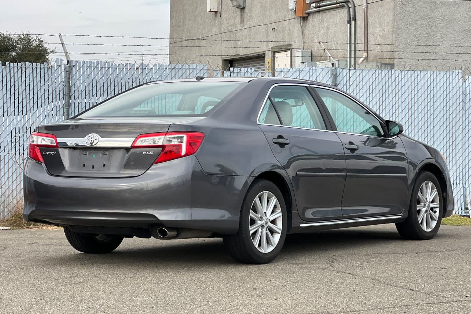Used 2012 Toyota Camry XLE w/ Convenience Pkg FWD image 3
