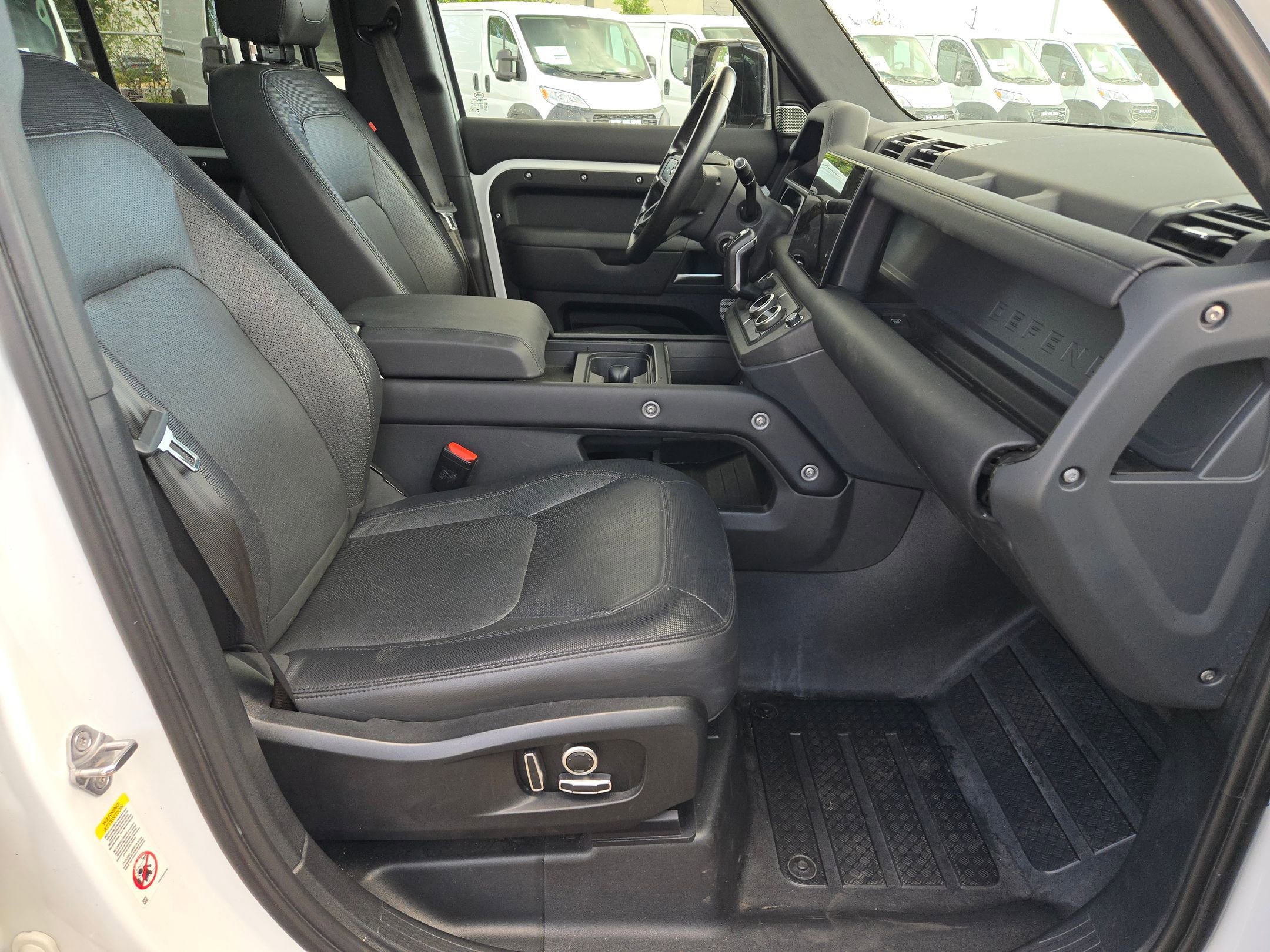 Used 2024 Land Rover Defender 130 X-Dynamic SE image 31