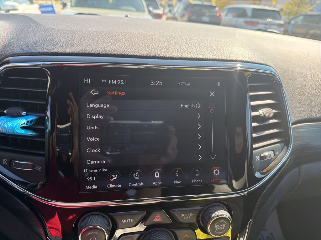 Used 2020 Jeep Grand Cherokee Altitude image 25