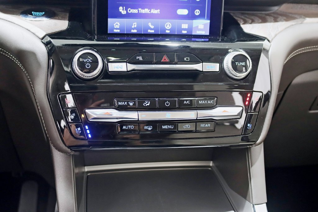 Used 2022 Ford Explorer Platinum w/ Equipment Group 601A AWD/4WD image 23