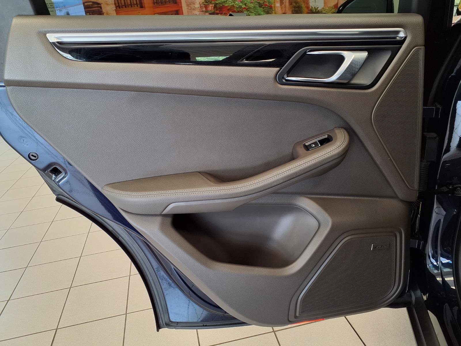 Used 2023 Porsche Macan Turbo AWD/4WD image 18