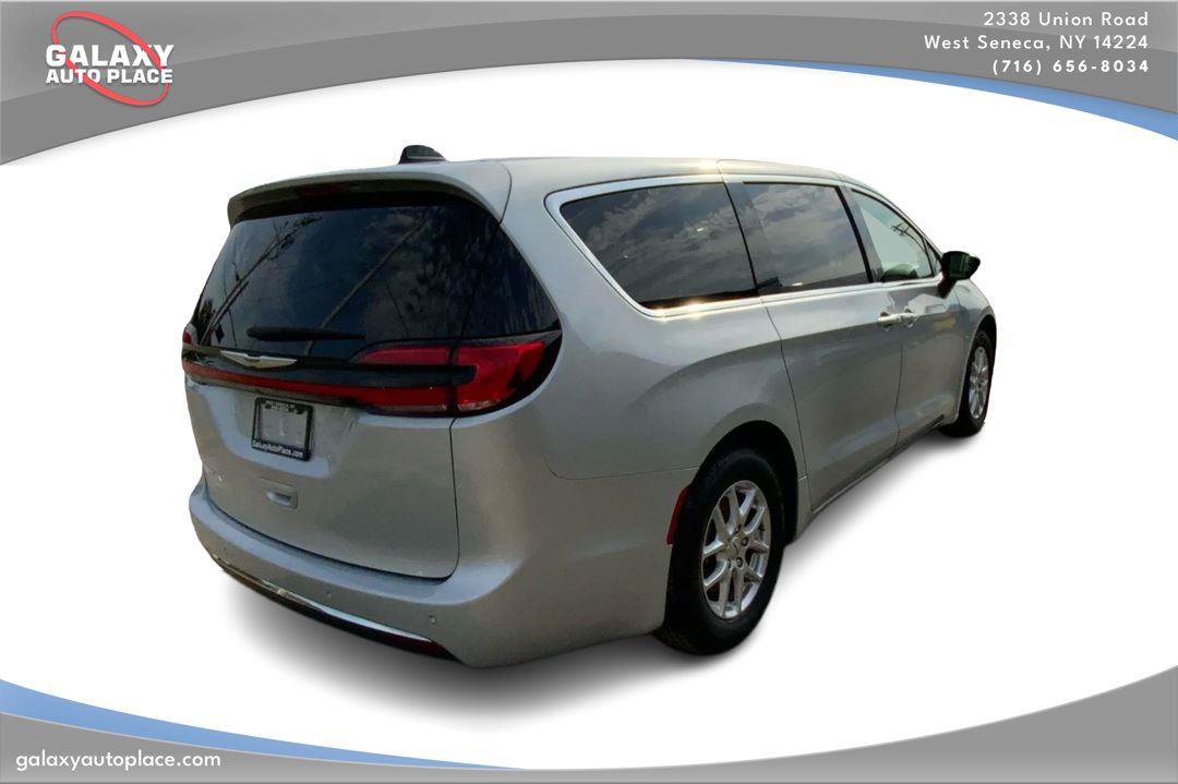 Used 2024 Chrysler Pacifica Touring-L FWD image 5