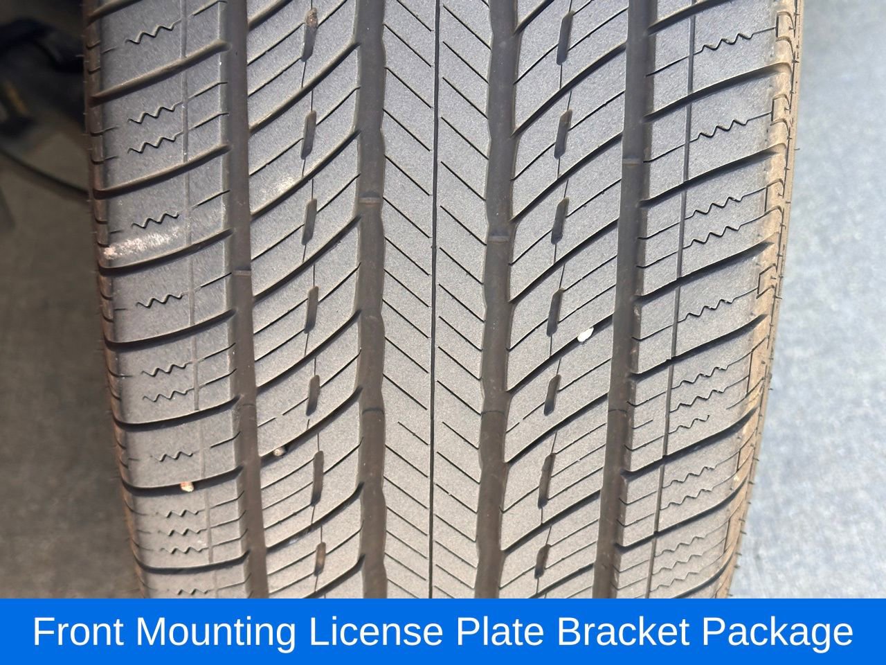 Used 2023 Buick Enclave Essence w/ Sport Touring Edition image 3