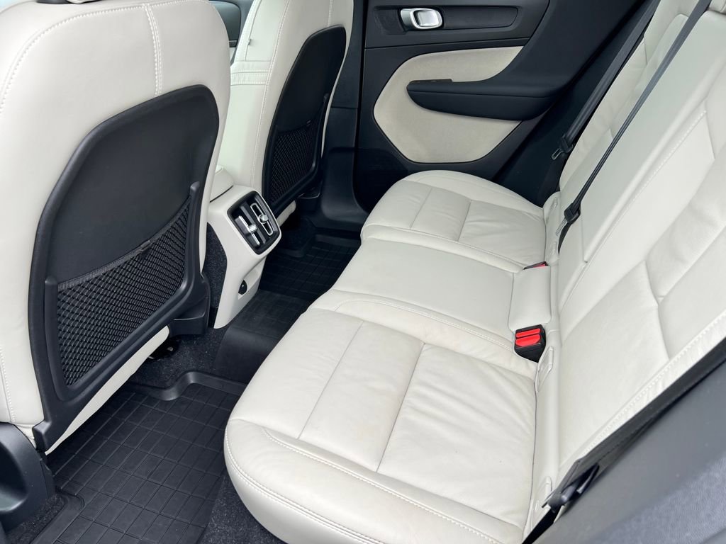 Used 2023 Volvo XC40 B4 Plus image 12