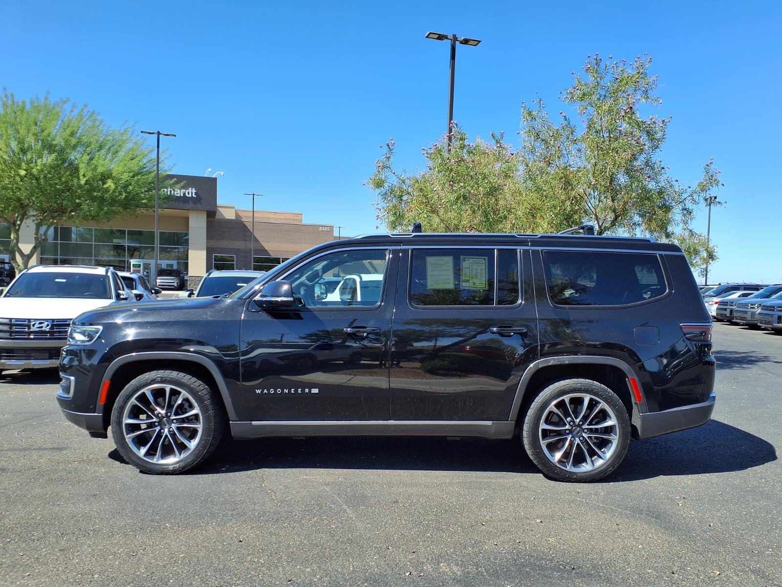 Used 2022 Jeep Wagoneer Series III w/ Premium Group I AWD/4WD image 3
