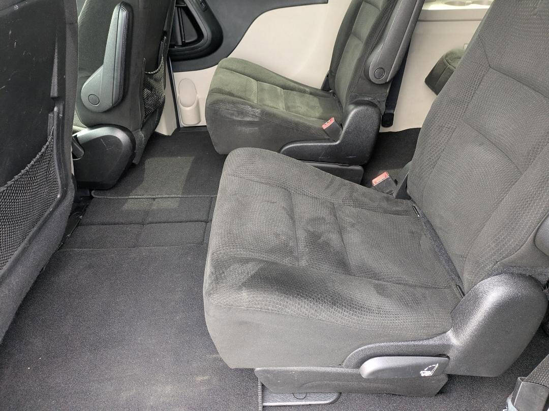Used 2015 Dodge Grand Caravan SXT w/ UConnect Hands-Free Group image 15