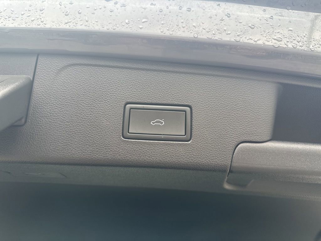 Used 2021 Volkswagen Atlas Cross Sport SE image 11