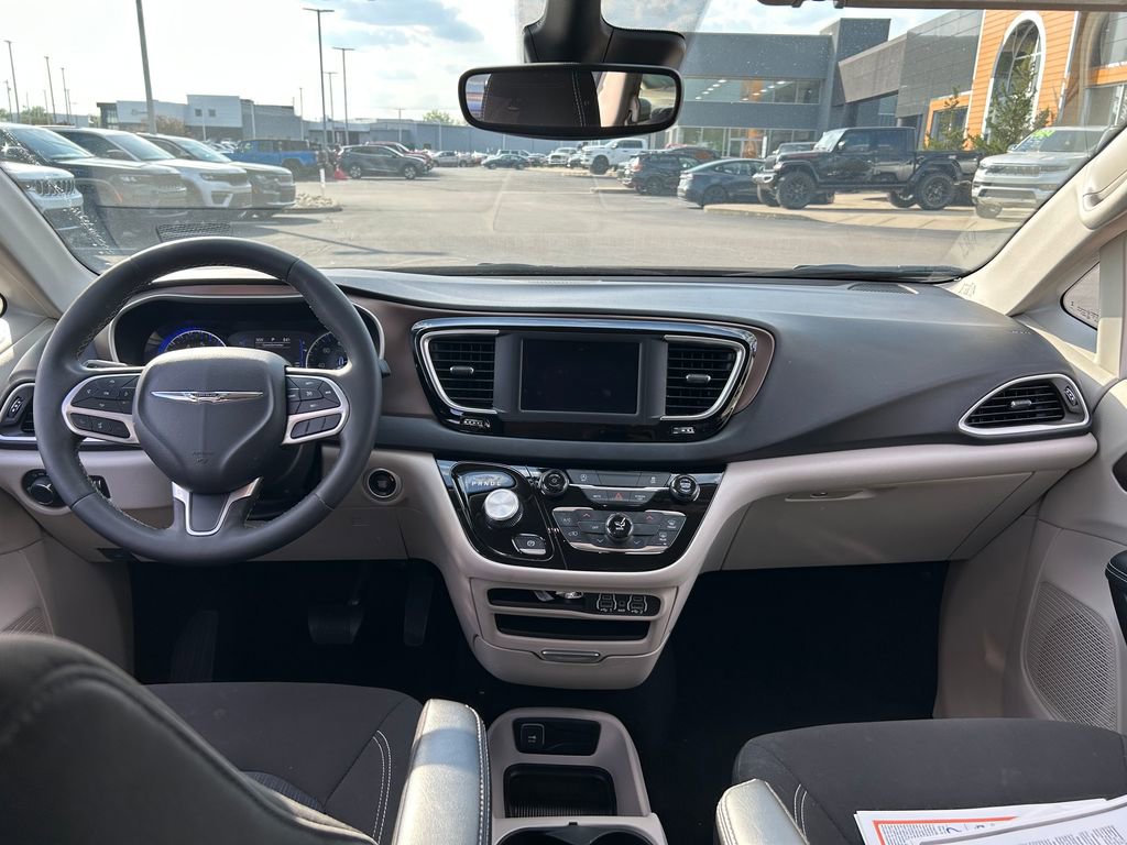 Used 2023 Chrysler Voyager LX FWD image 9