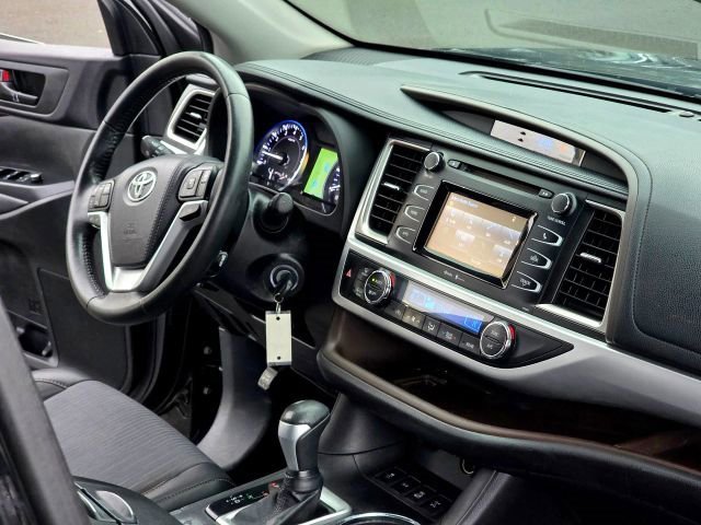 Used 2015 Toyota Highlander LE image 16