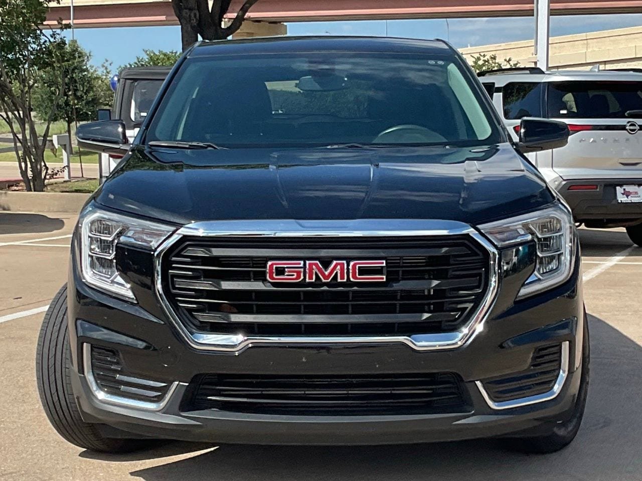 Used 2024 GMC Terrain SLE FWD image 2
