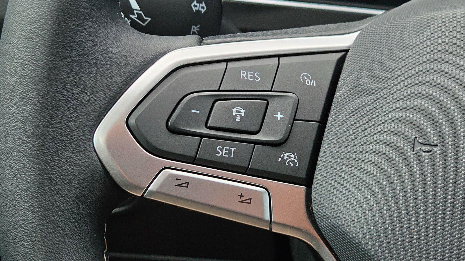 Certified 2023 Volkswagen Tiguan SE FWD image 25