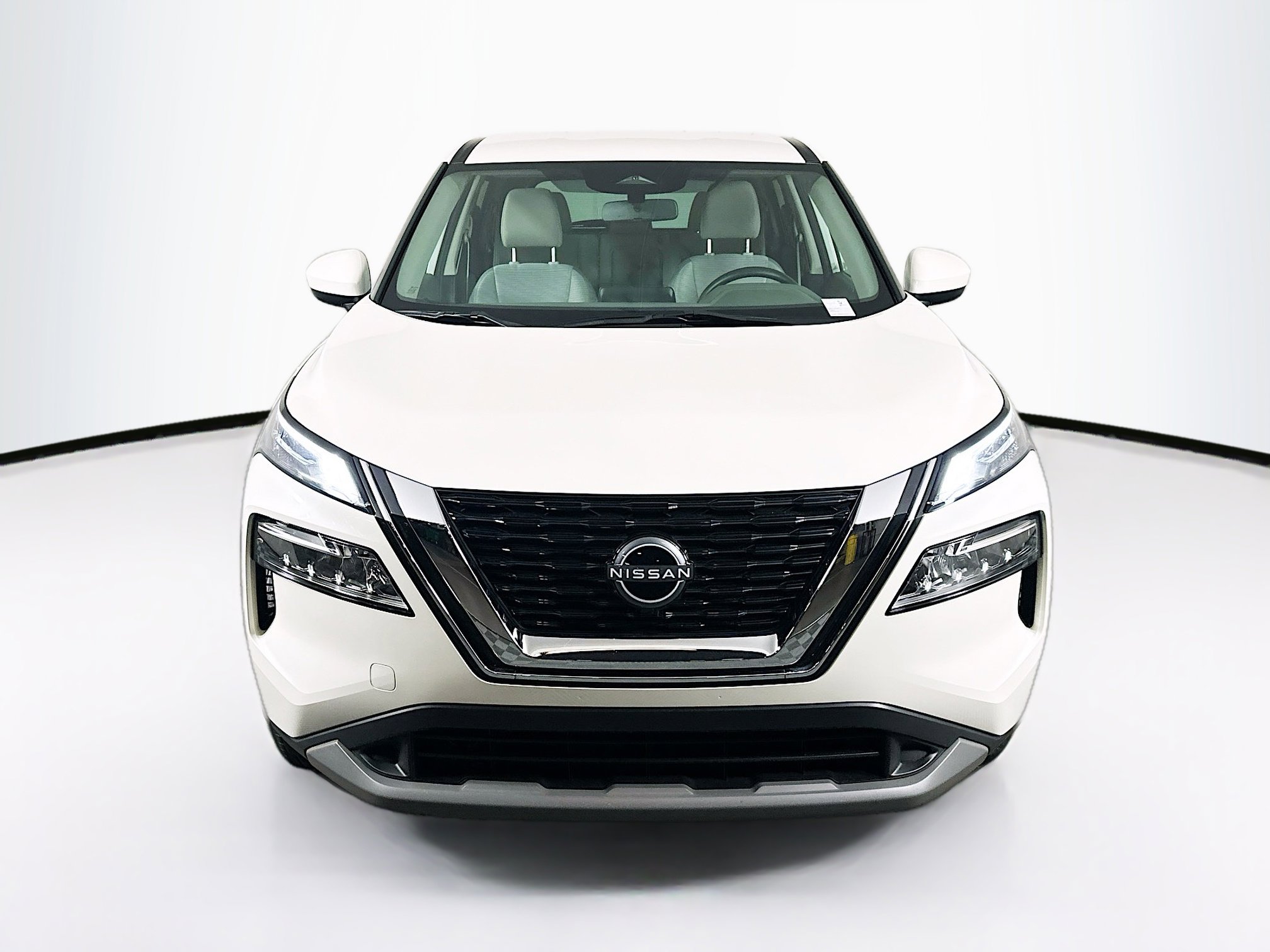 Used 2023 Nissan Rogue SV image 2