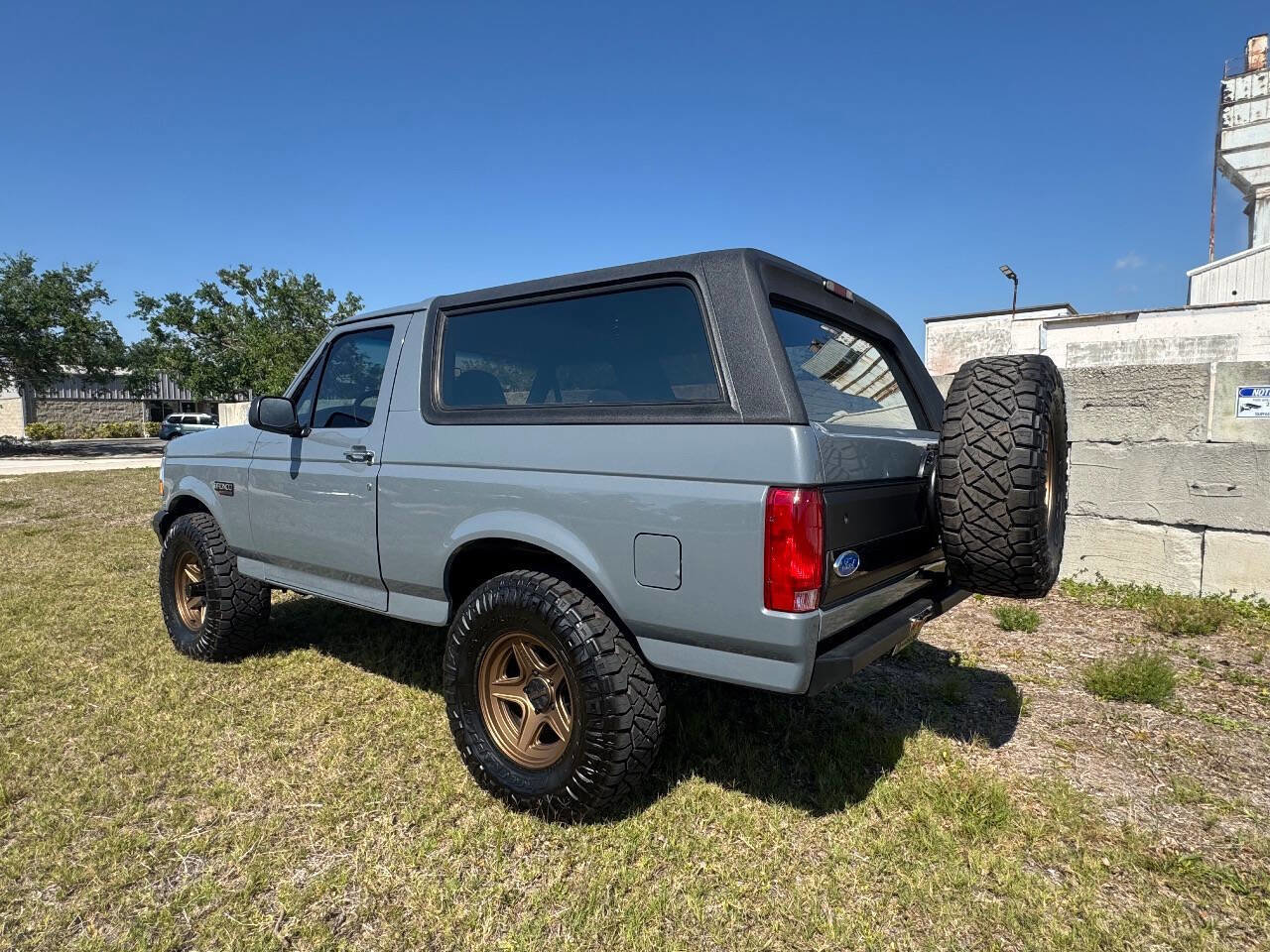 Used 1995 Ford Bronco XLT image 14