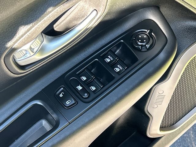 Used 2016 Jeep Renegade 75th Anniversary FWD image 12