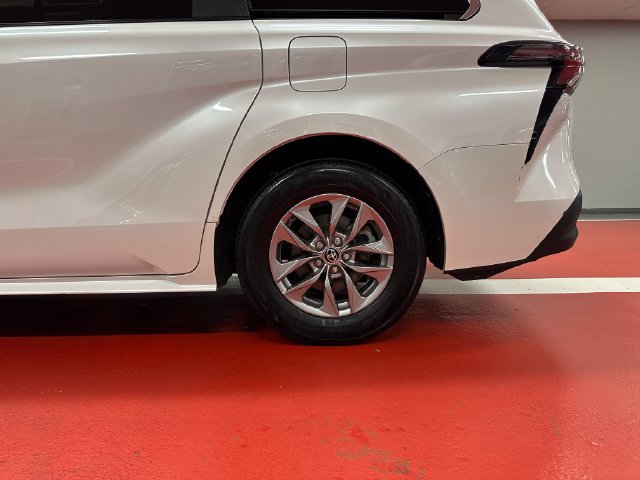 Certified 2025 Toyota Sienna XLE FWD image 28