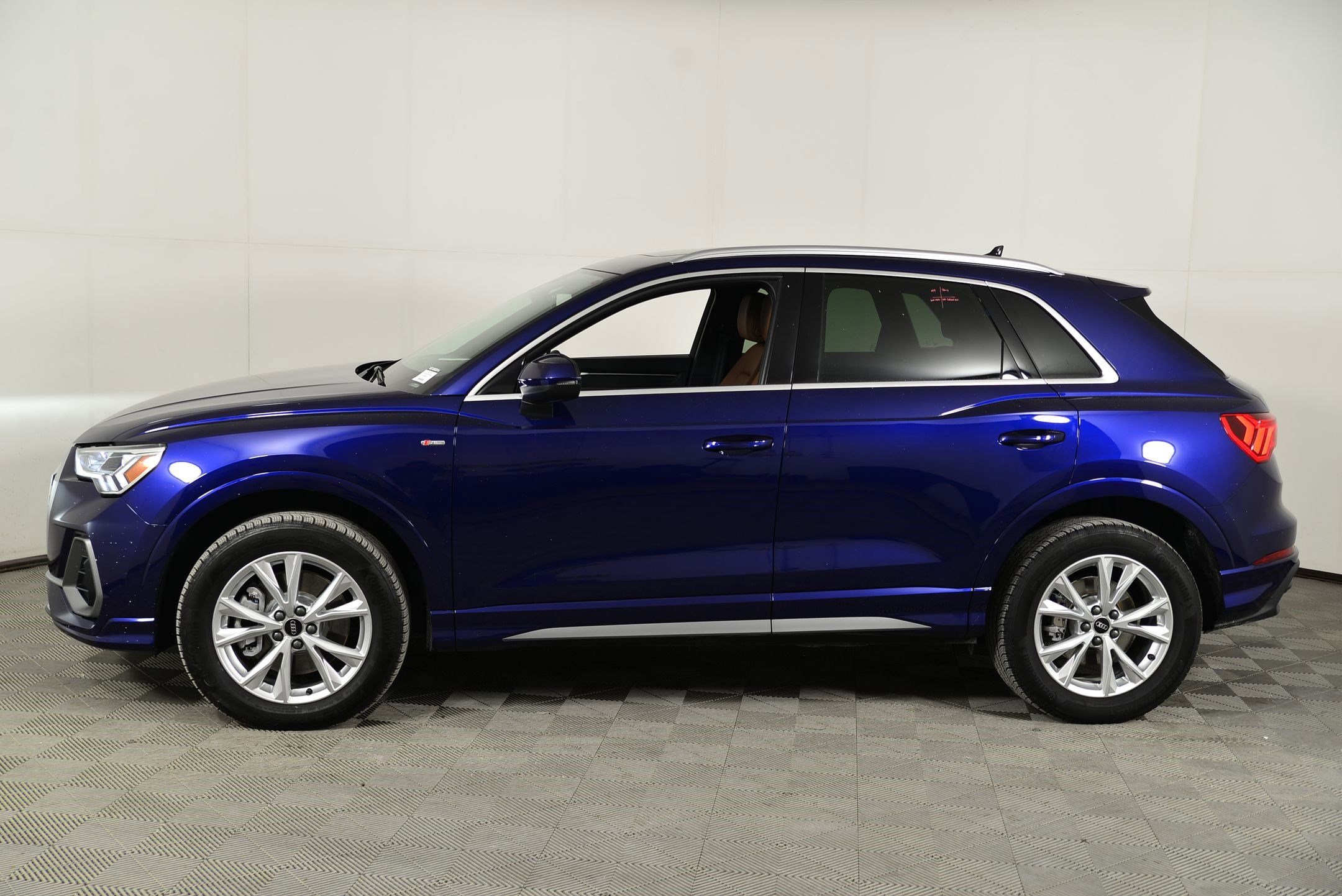 Certified 2025 Audi Q3 2.0T Premium w/ Convenience Package image 2