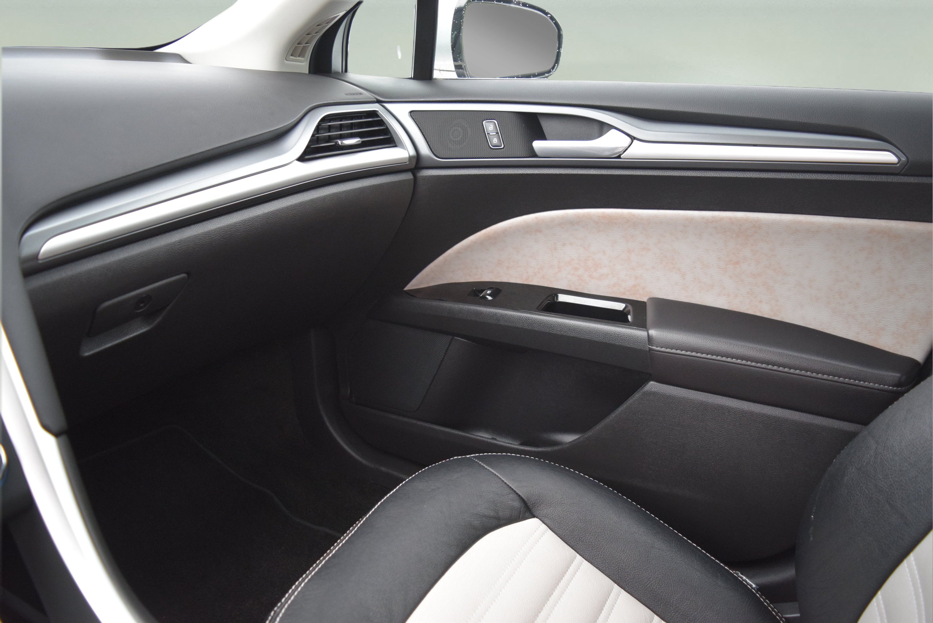 Used 2013 Ford Fusion SE FWD image 16