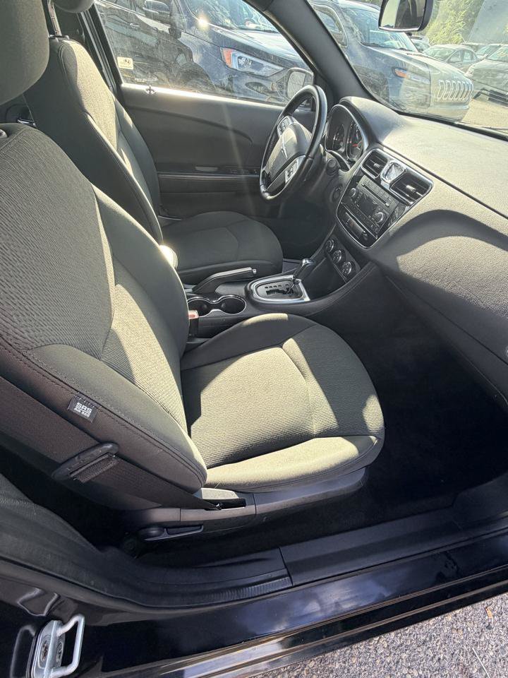 Used 2011 Chrysler 200 Touring FWD image 13