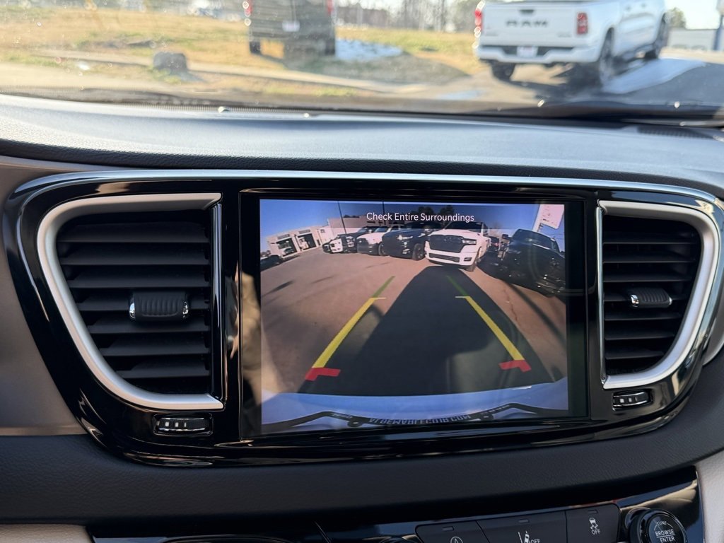 Used 2022 Chrysler Pacifica Touring-L image 24