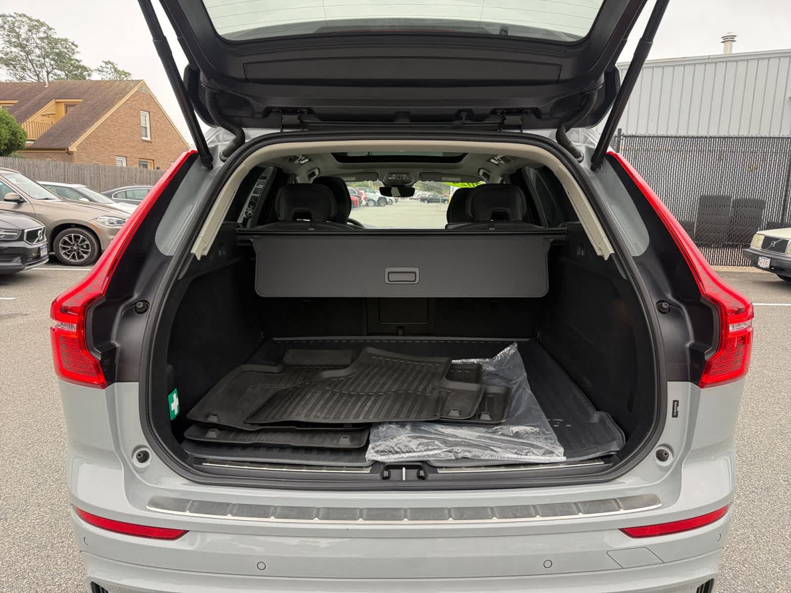 Used 2024 Volvo XC60 B5 Plus w/ Protection Package Premier AWD/4WD image 21