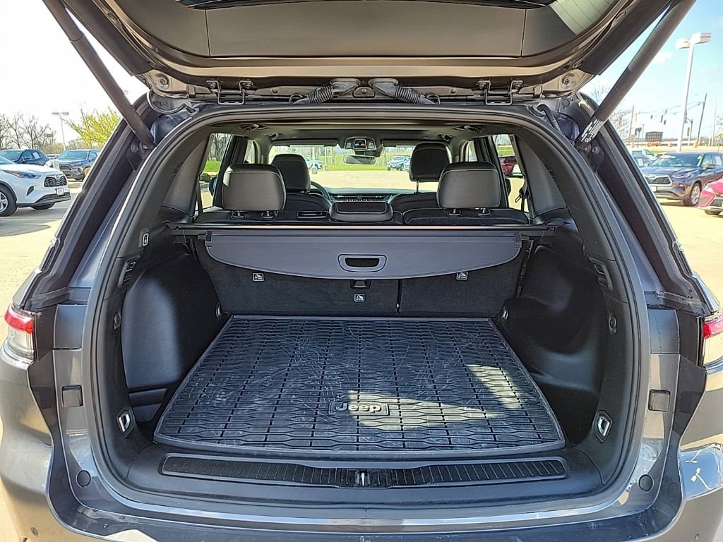 Used 2025 Jeep Grand Cherokee Altitude AWD/4WD image 15