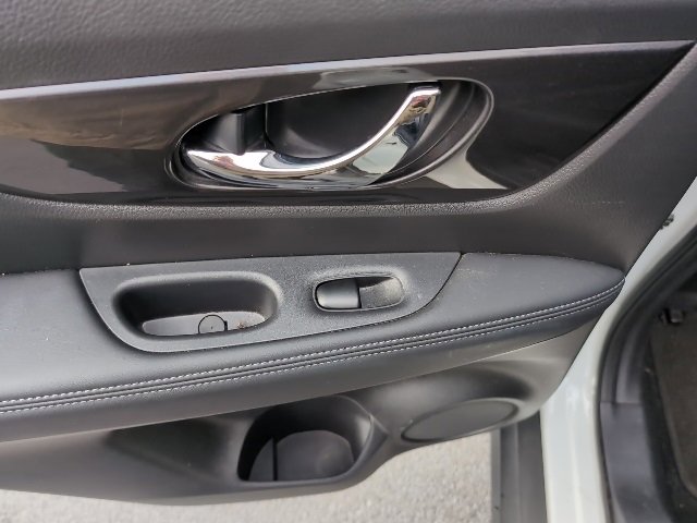 Used 2017 Nissan Rogue SV image 19