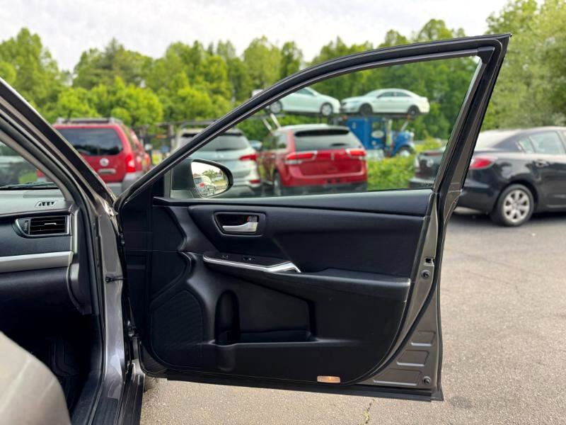 Used 2017 Toyota Camry SE image 13