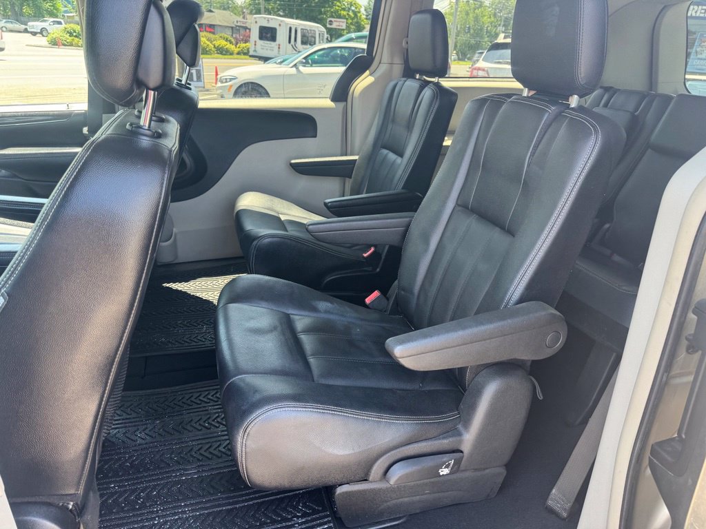 Used 2014 Chrysler Town & Country Touring FWD image 27