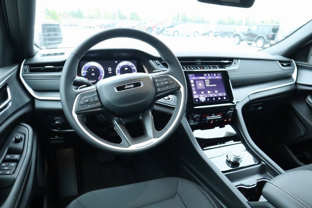 New 2025 Jeep Grand Cherokee Laredo image 2