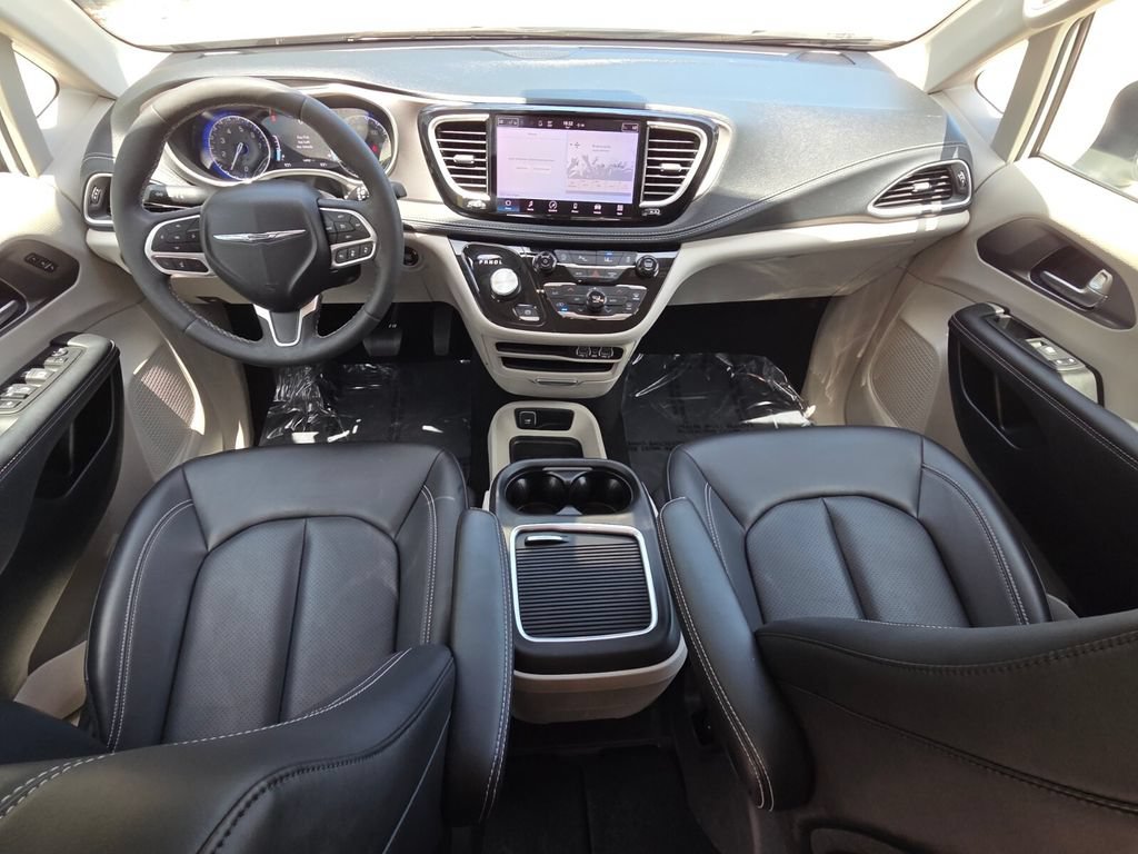 Used 2023 Chrysler Pacifica Touring-L AWD/4WD image 27