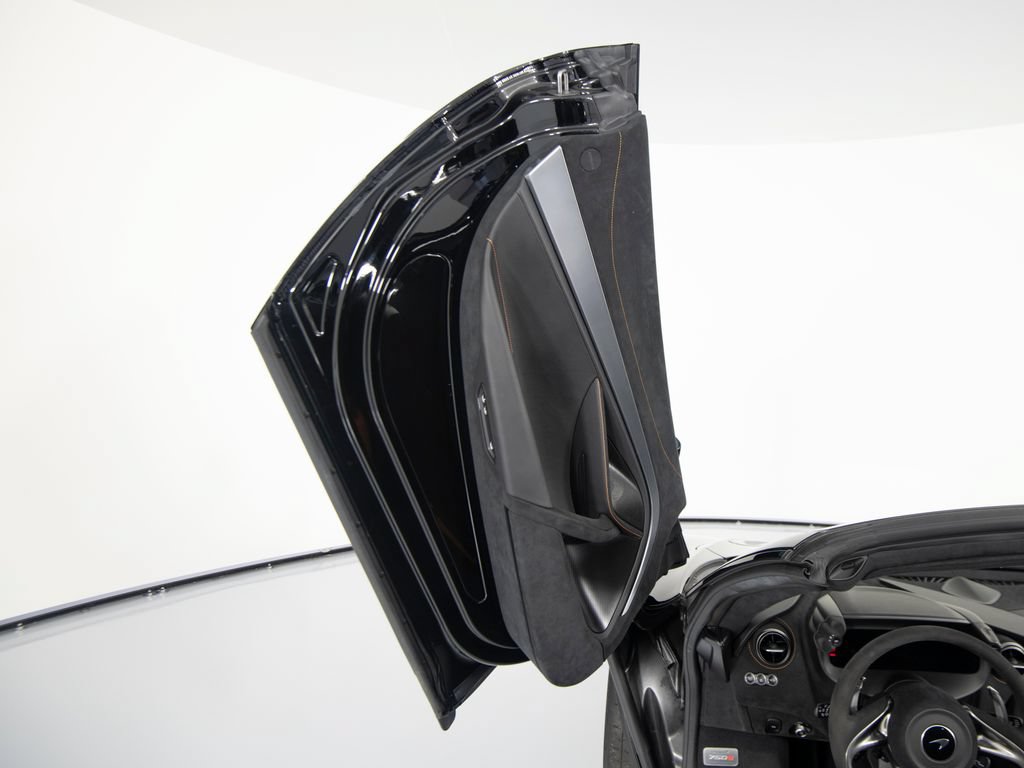 Used 2024 McLaren 750S Spider RWD image 11