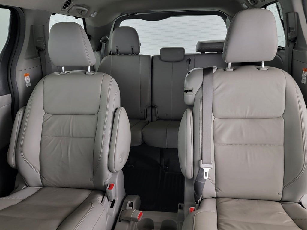 Used 2019 Toyota Sienna XLE Premium FWD image 13