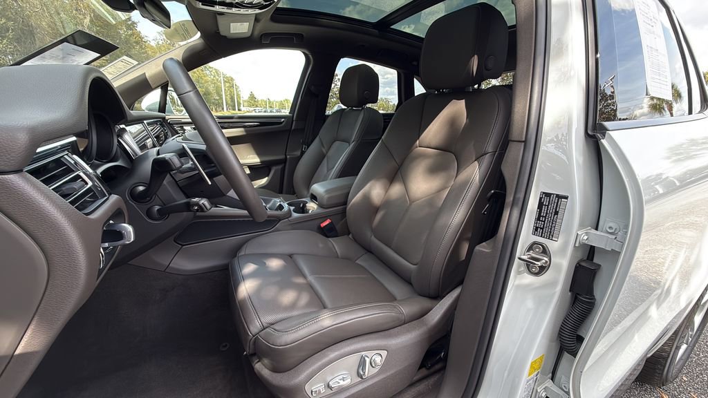 Certified 2025 Porsche Macan image 5