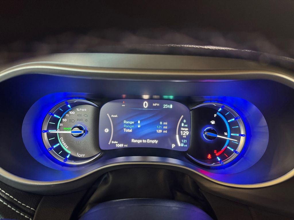 Used 2025 Chrysler Pacifica Select w/ Uconnect Theater Family Group image 16