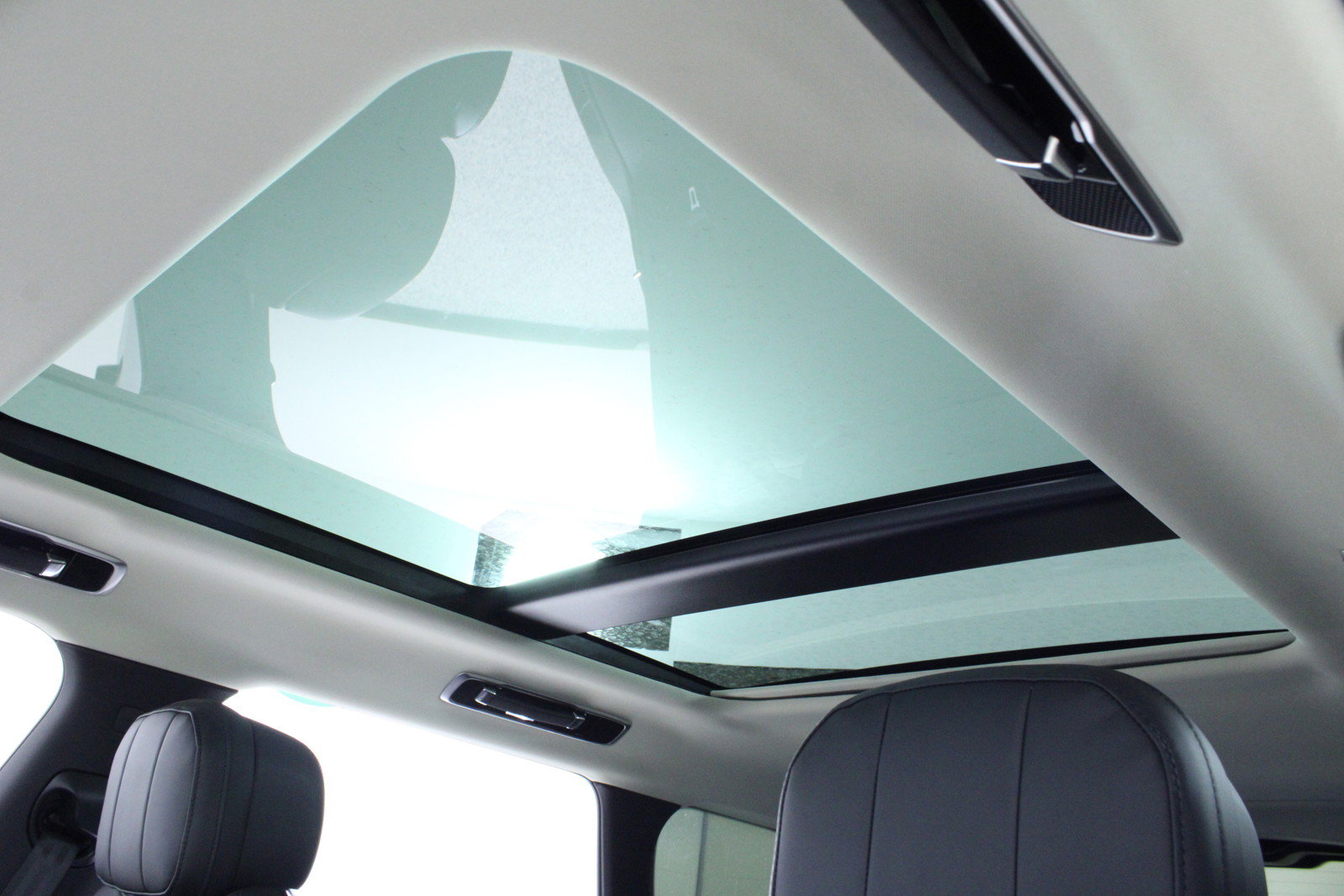 New 2025 Land Rover Range Rover SE image 23