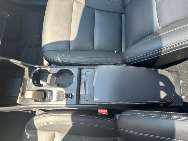 Certified 2025 Volvo XC40 B5 Core AWD/4WD image 27