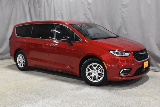 Certified 2024 Chrysler Pacifica Touring-L image 4