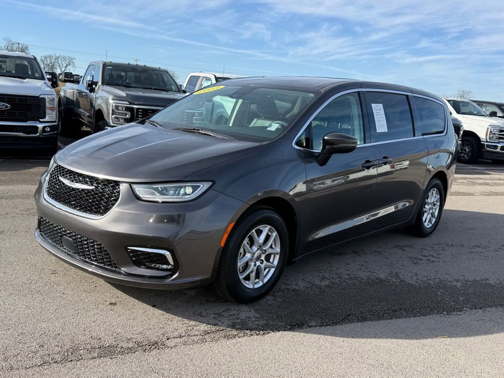 Used 2023 Chrysler Pacifica Touring-L image 35